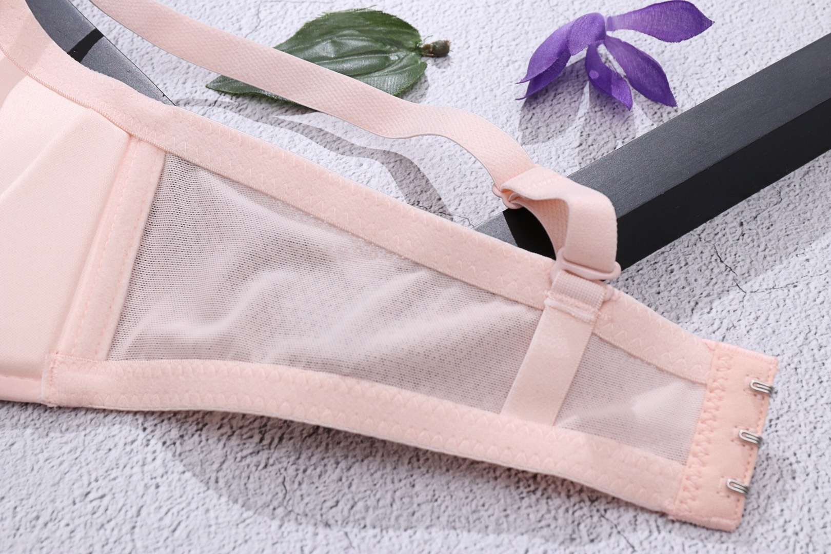 簡約、光面防走光萬用無鋼圈內衣