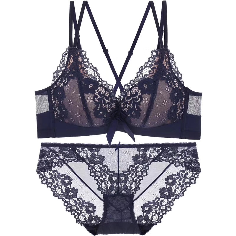 柔軟輕盈無感，薄透蕾絲聚攏上托內衣