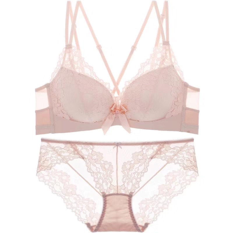 柔軟輕盈無感，薄透蕾絲聚攏上托內衣