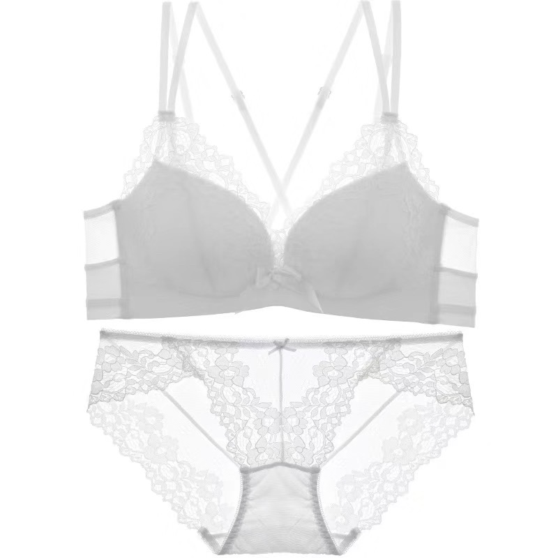 柔軟輕盈無感，薄透蕾絲聚攏上托內衣