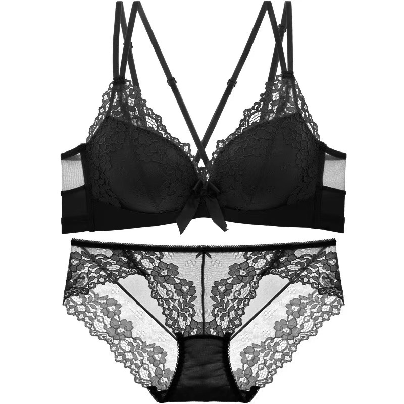 柔軟輕盈無感，薄透蕾絲聚攏上托內衣