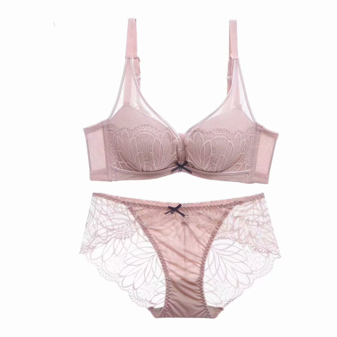 輕氧系列，精美蕾絲刺繡聚攏防下垂健康無鋼圈內衣