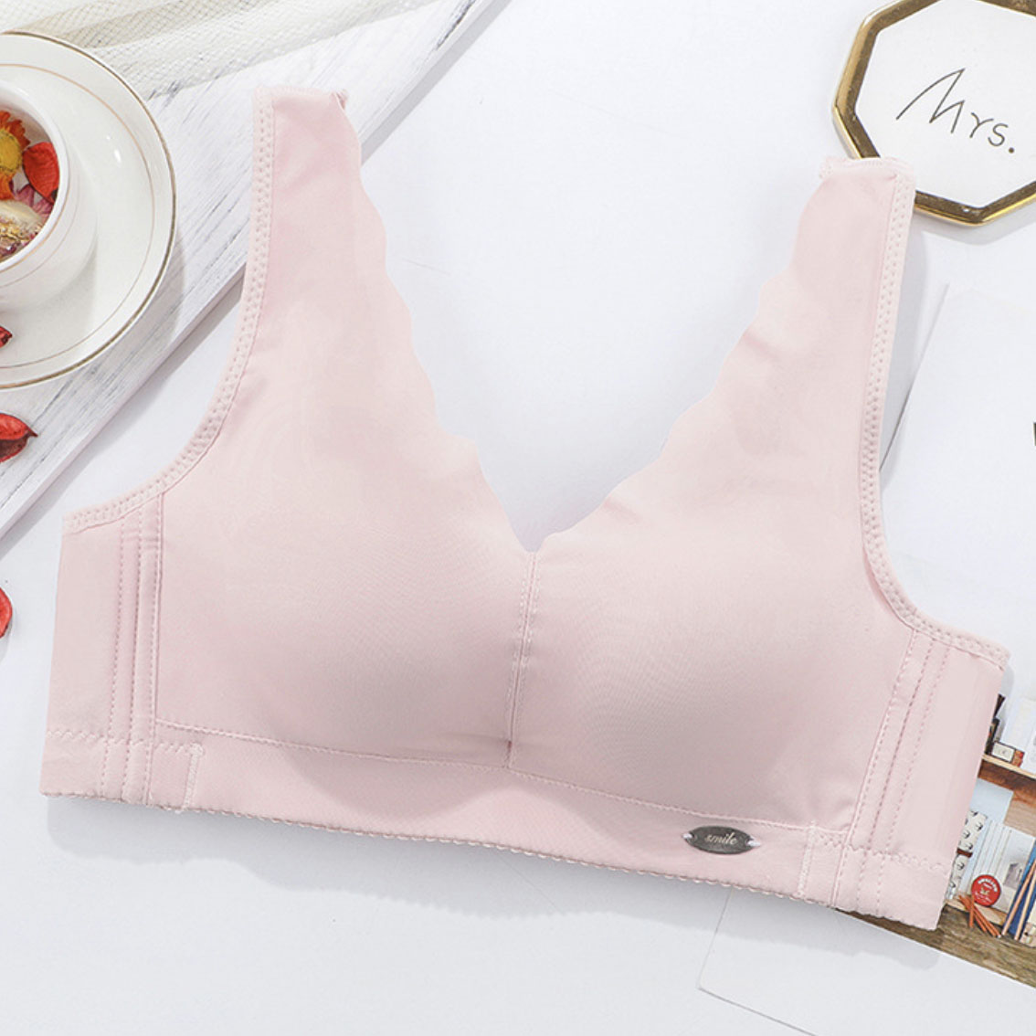 光面舒適無痕無鋼圈集中上托內衣-軟透氣杯