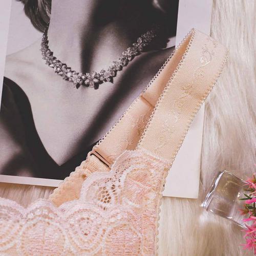 Full cup nude-fitting bra