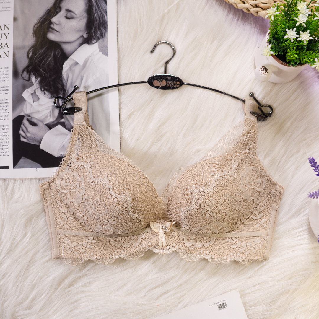 輕氧系列，蕾絲美背透氣聚攏無鋼圈內衣