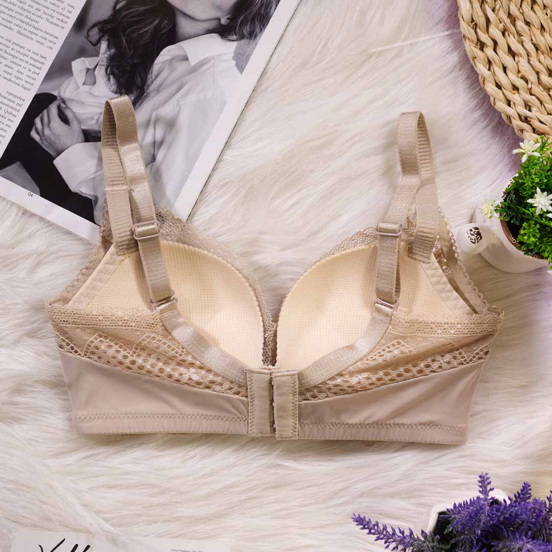 輕氧系列，蕾絲美背透氣聚攏無鋼圈內衣