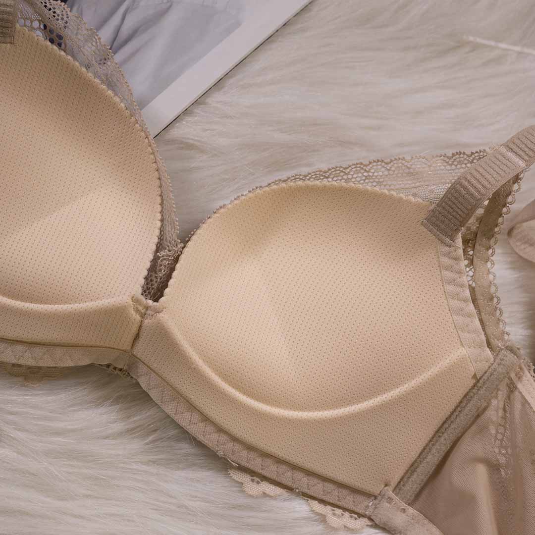 輕氧系列，蕾絲美背透氣聚攏無鋼圈內衣