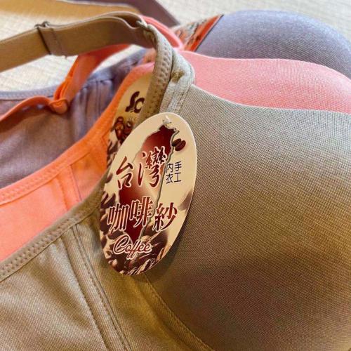 Plain-colored coffee-colored cotton T-shirt bra with moisture-wicking and sweat-absorbing properties, without any traces of stitching.