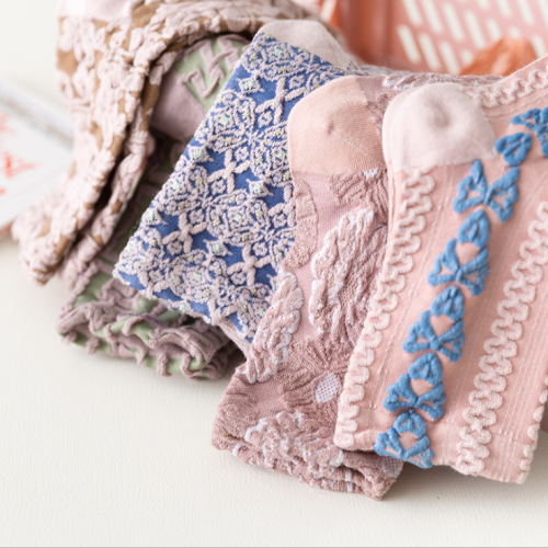 立體花棉質中筒女襪