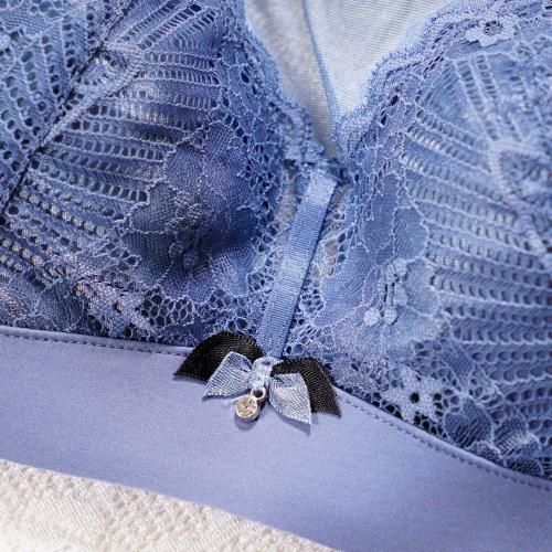 Zero-restraint natural active latex ultra-thin bra without steel band and large cup size
