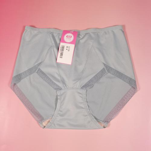 Cool feeling seamless underwear with 99.9% antibacterial and deodorizing properties