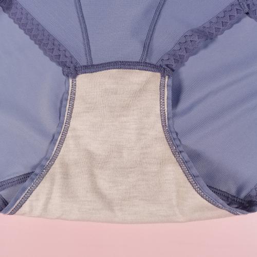 Cool feeling seamless underwear with 99.9% antibacterial and deodorizing properties