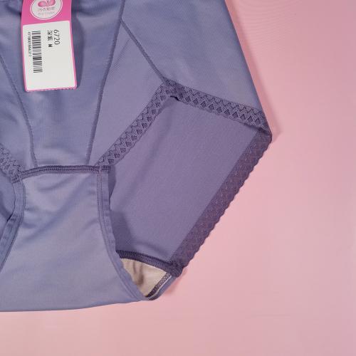 Cool feeling seamless underwear with 99.9% antibacterial and deodorizing properties