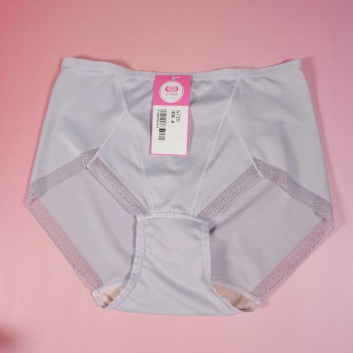 Cool feeling seamless underwear with 99.9% antibacterial and deodorizing properties